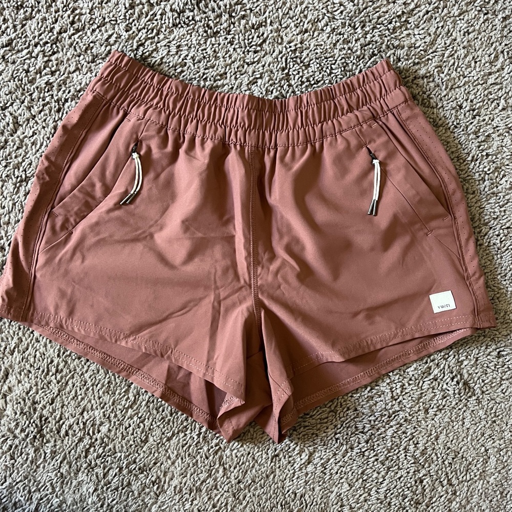 x2 Vuori Clementine Shorts 2.5”